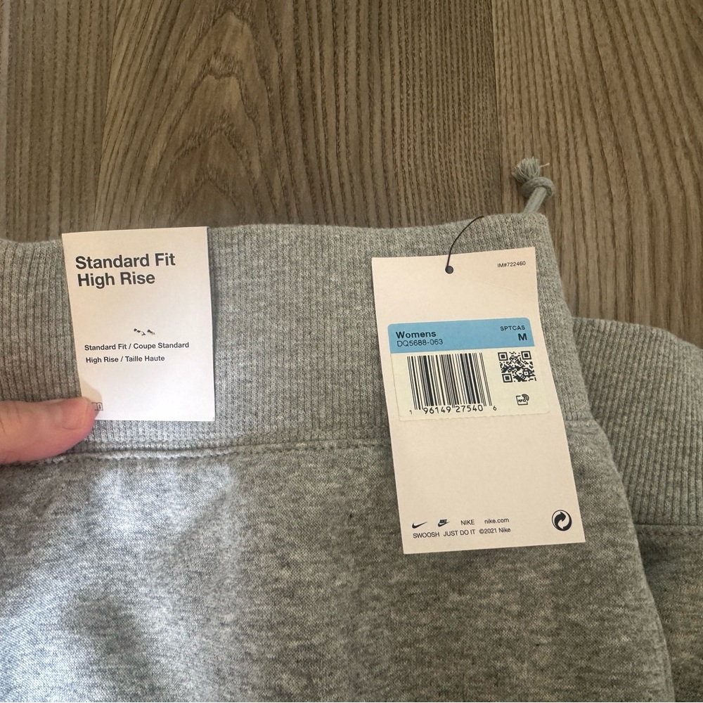 NWT Nike Women’s Phoenix high rise fleece joggers - Picture 3 of 4